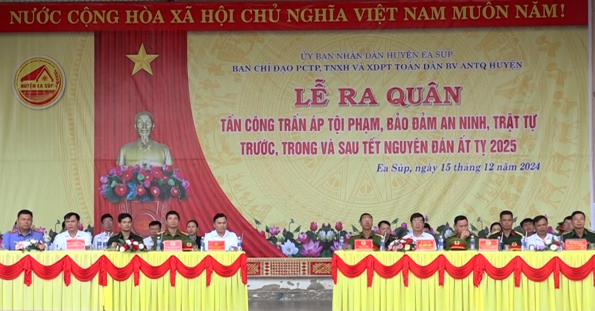 các đại biểu tham gia lễ ra quân tấn công trấn áp tội phạm Tết Nguyên đán Ất Tỵ năm 2025